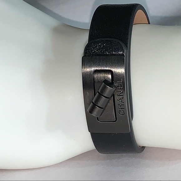 CHANEL re-issue black Mademoiselle Turn-lock CUFF BRACELET - Picture 3 of 16